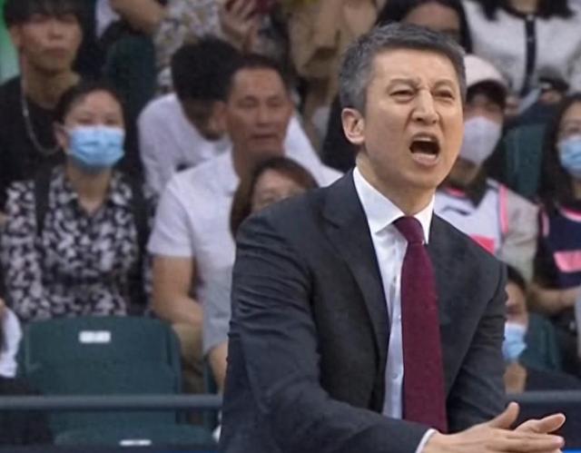 广州队险胜青岛队,米切尔带队取胜 广州队险胜青岛队,米切尔带队取胜