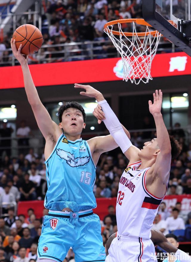 广州队险胜青岛队,米切尔带队取胜 广州队险胜青岛队,米切尔带队取胜