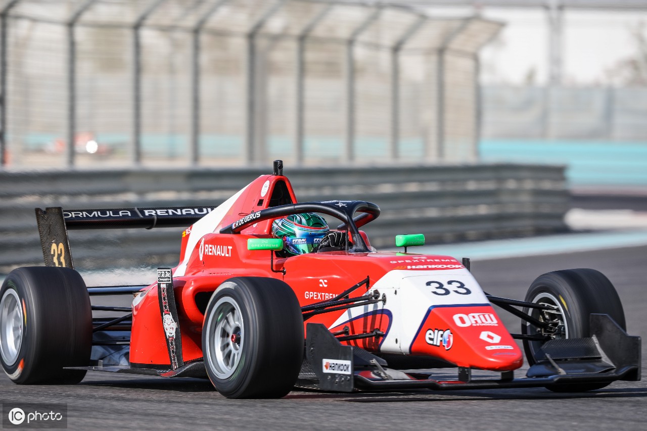 阿斯顿马丁逆转雷诺车队，佩雷兹带队取胜