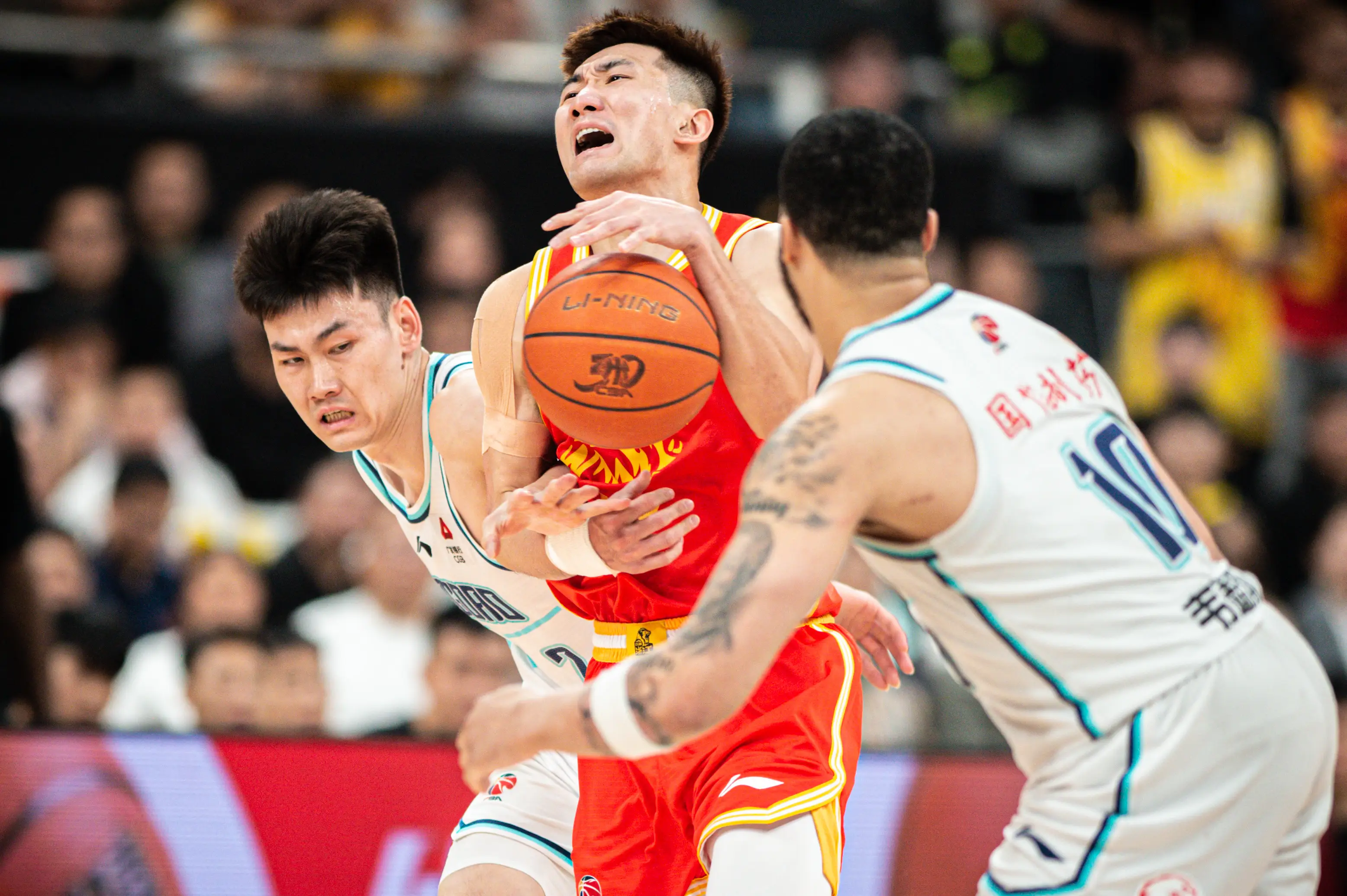 青岛队逆转广州队，胡金秋关键制胜