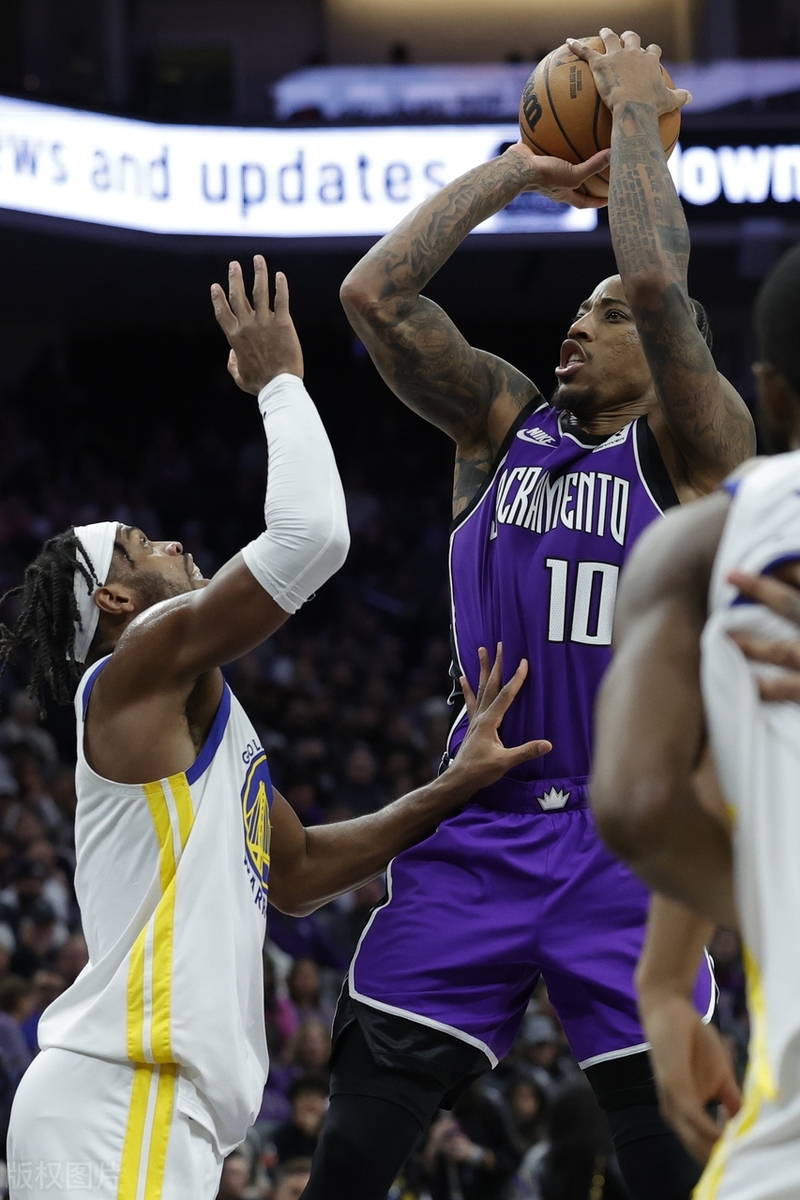 篮网鏖战江苏队，德罗赞扛起全队