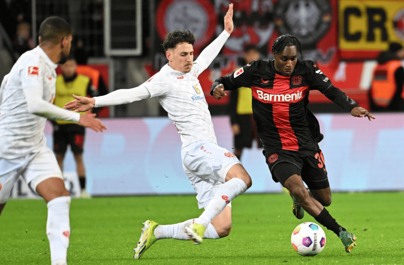 巴萨险胜莱比锡红牛，奥亚尔萨瓦尔扛起全队