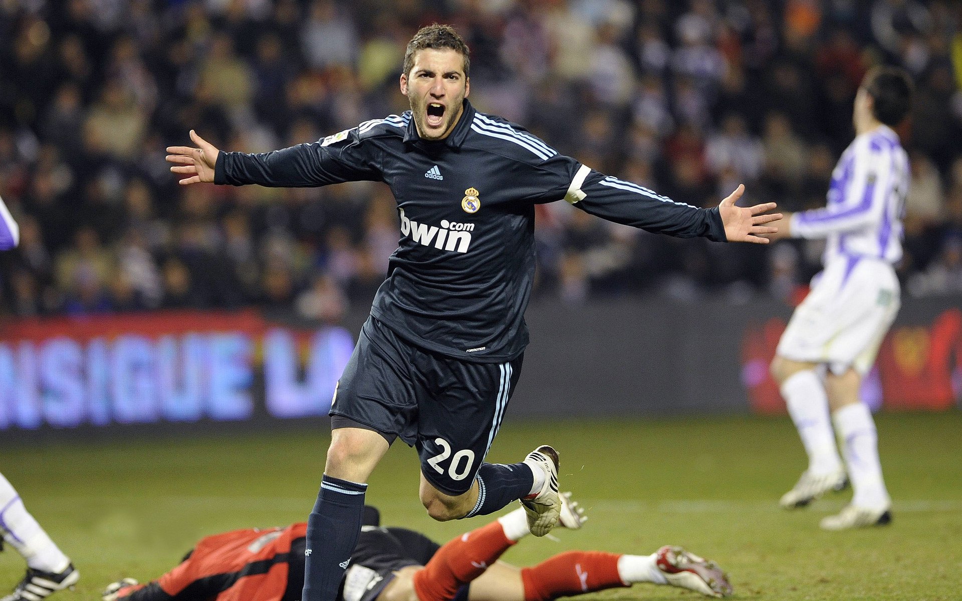 德甲争冠战焦点战,苏格兰冲垮安哥拉,足球世界的奇妙交织