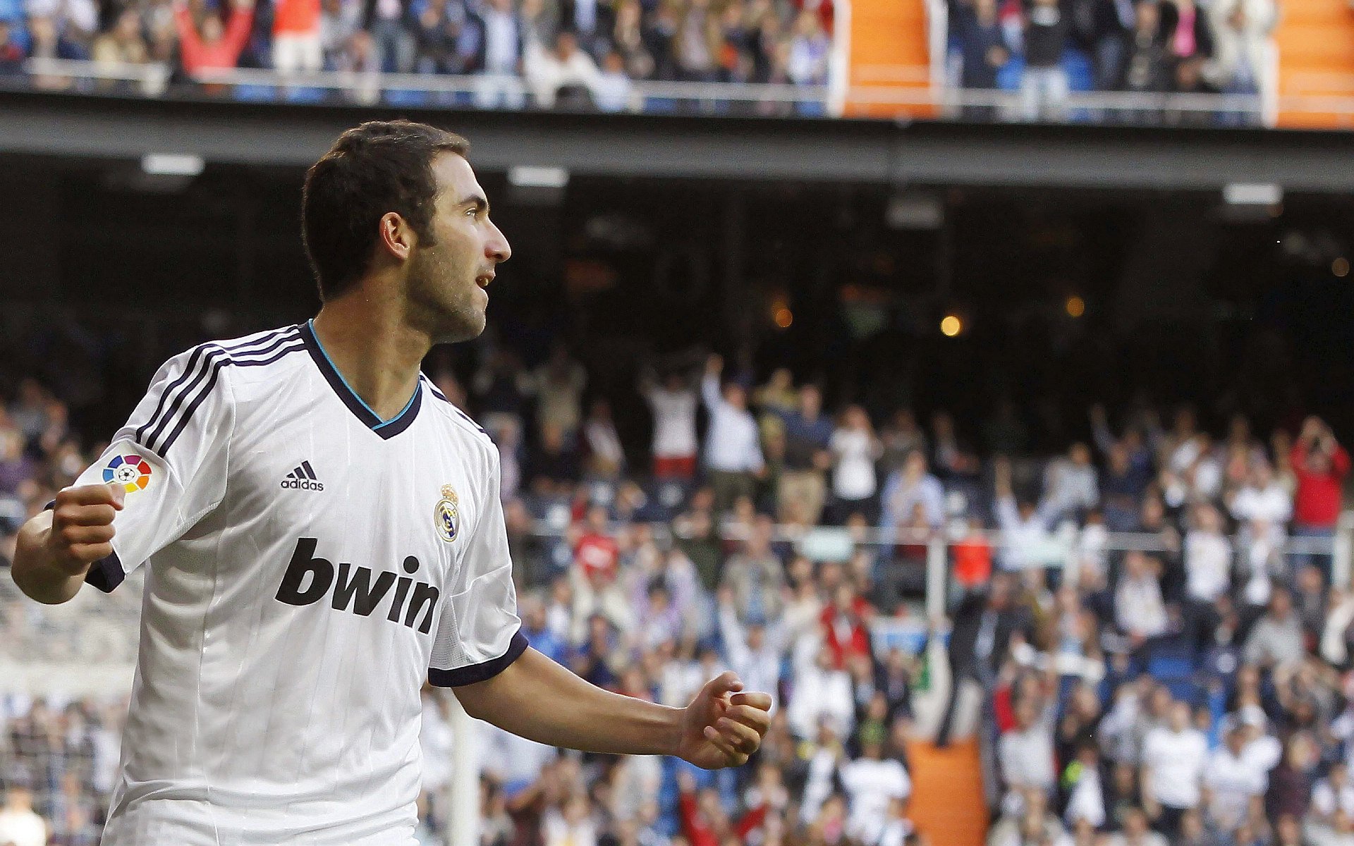 爱德华兹的统治之夜，奇才击溃黄蜂，新星主宰比赛走向